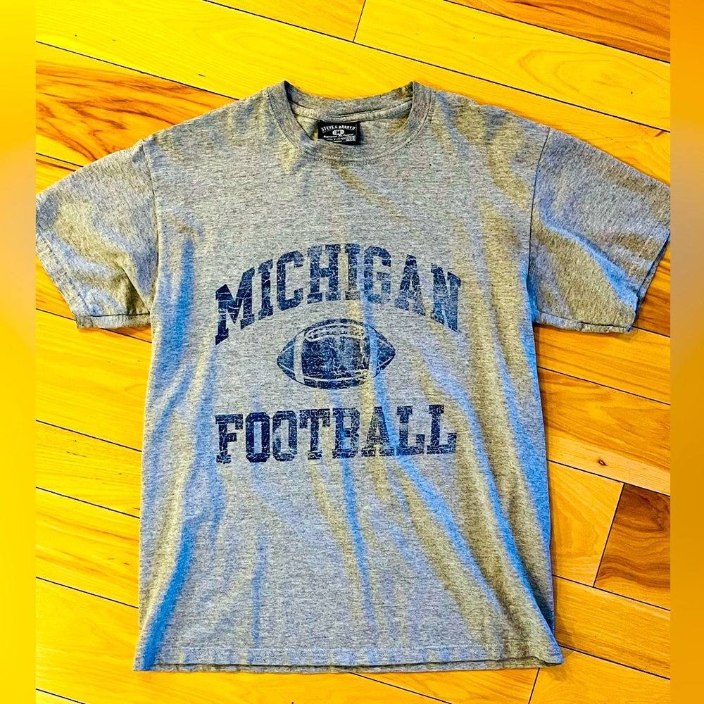 MICHIGAN FOOTBALL TEE SHIRT MENS MEDIUM—GOOD USED CONDITION—UMICH 💙💛